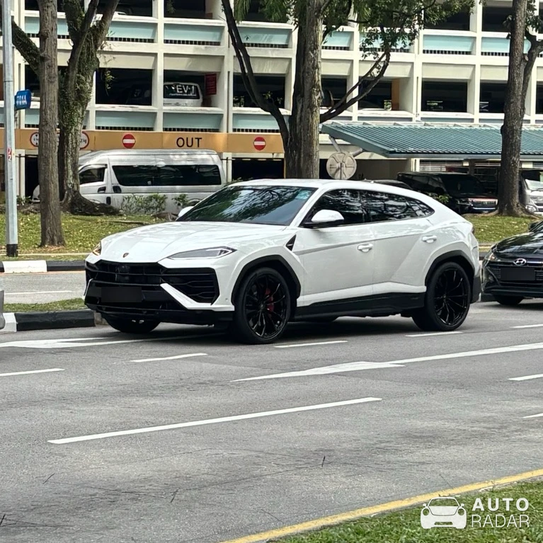 Lamborghini Urus SE spotted in Singapore, Singapore