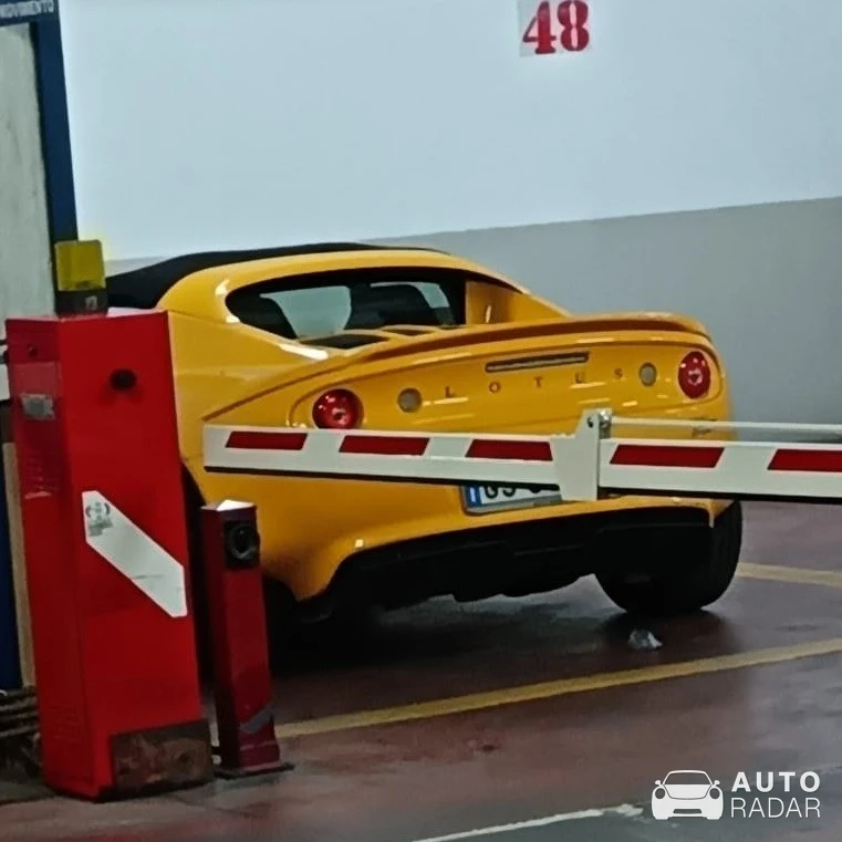 Lotus Elise S1 spotted in Bari, Italy