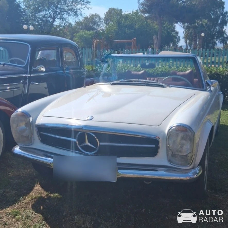 Mercedes-Benz W113 spotted in Alimos