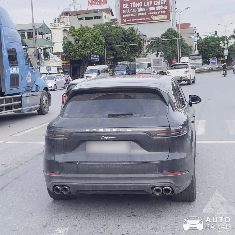 Porsche Cayenne spotted in Bình Xuyên, Việt Nam