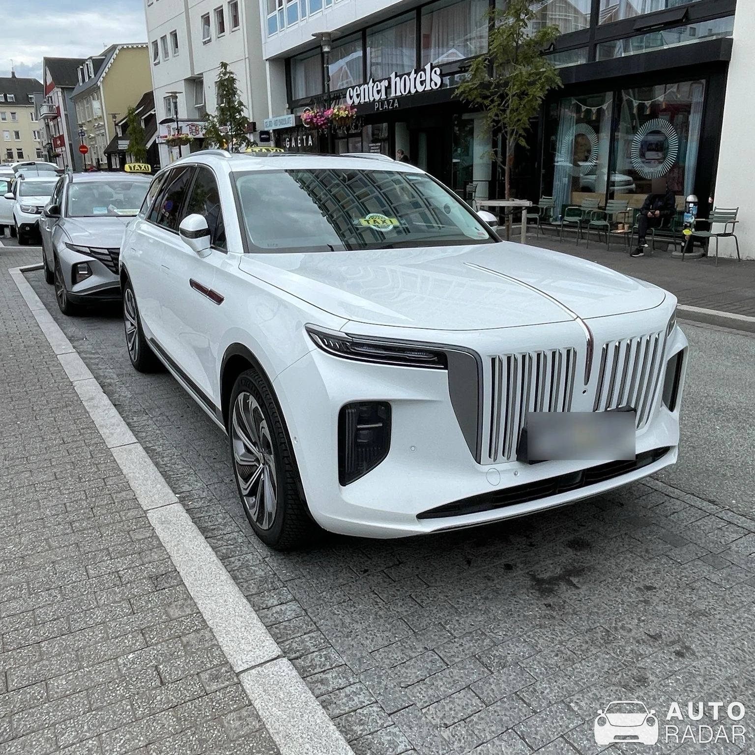 Hongqi E-HS9 spotted in Reykjavík