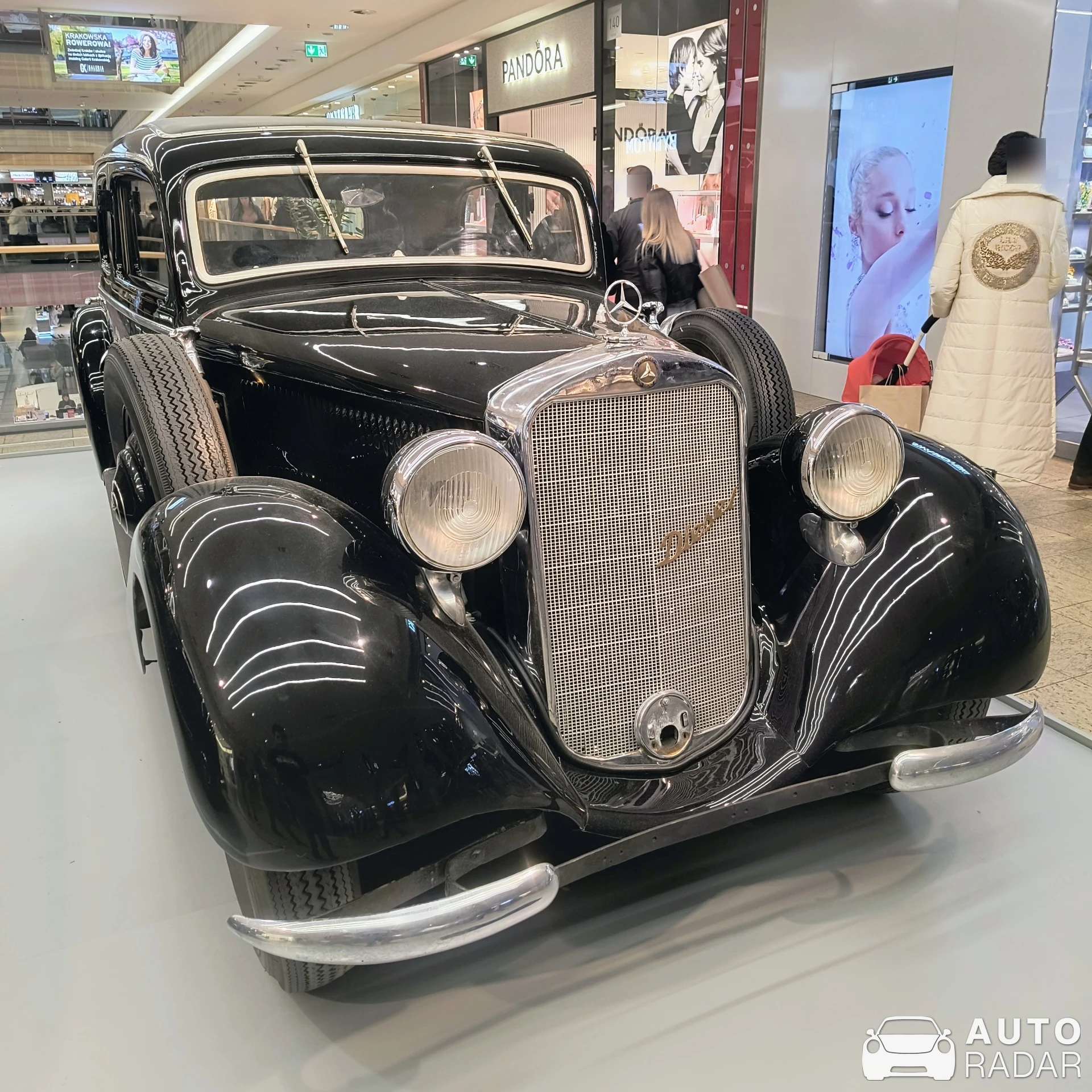 Mercedes-Benz 260 D spotted in Kraków