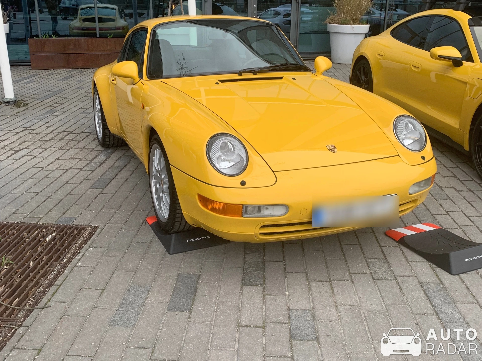 Porsche 993 Carrera spotted in Fålhagen, Sweden
