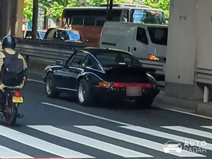Porsche 930 Turbo Cabriolet spotted in 港区