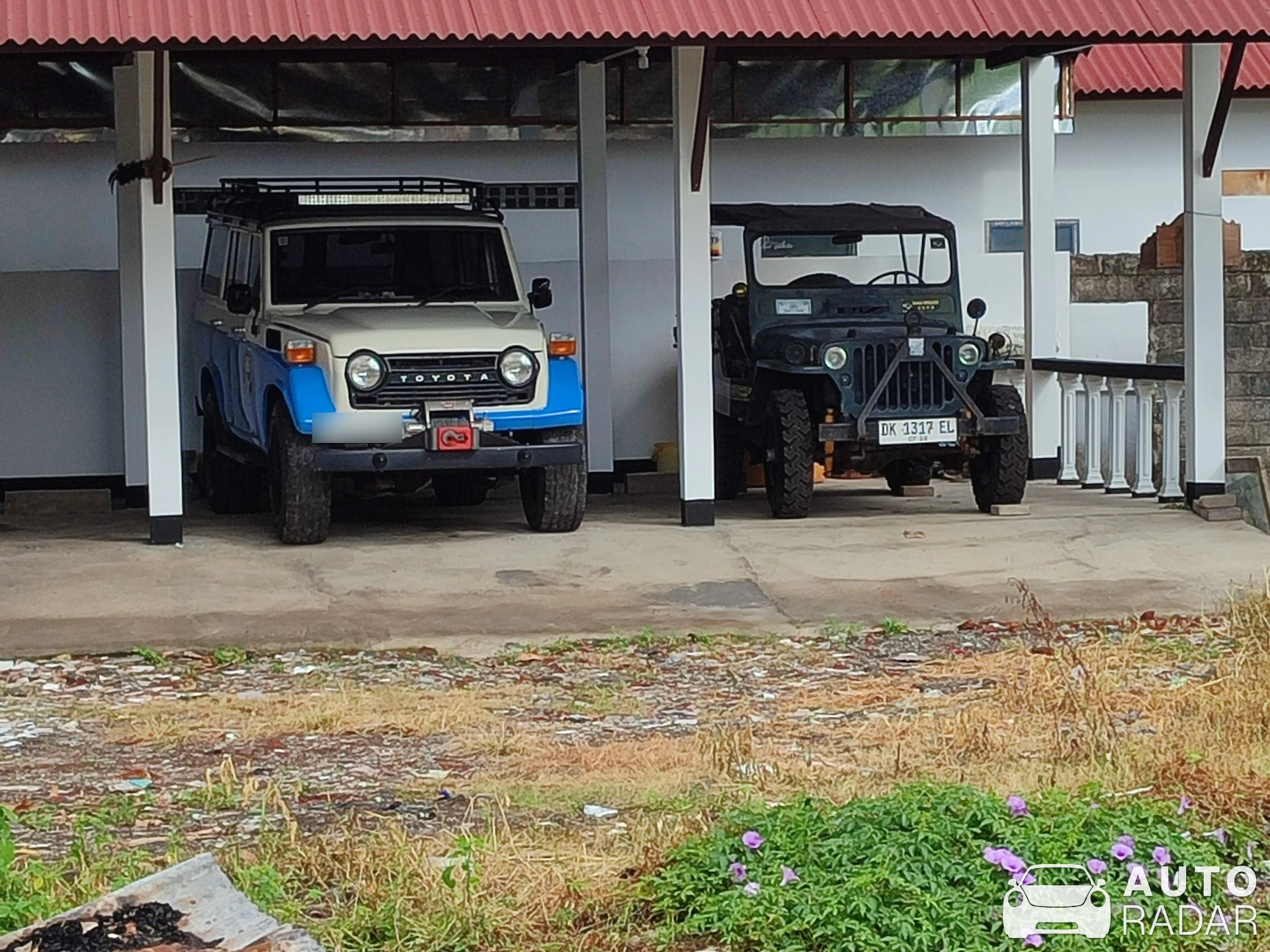 Toyota Land Cruiser Station Wagon FJ55 spotted in Denpasar