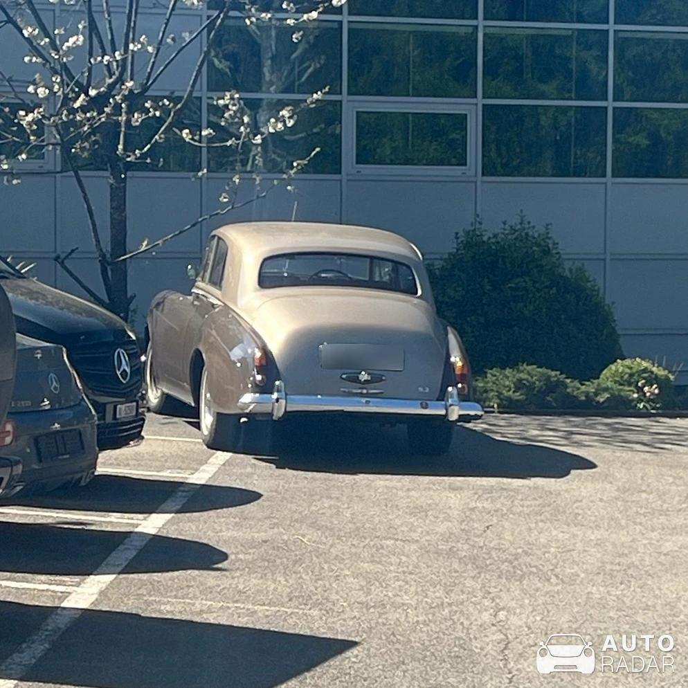Bentley S2 spotted in Vernier