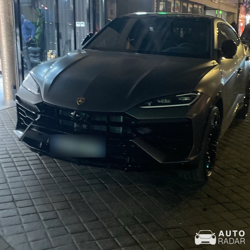 Lamborghini Urus SE spotted in Boulogne-Billancourt, France