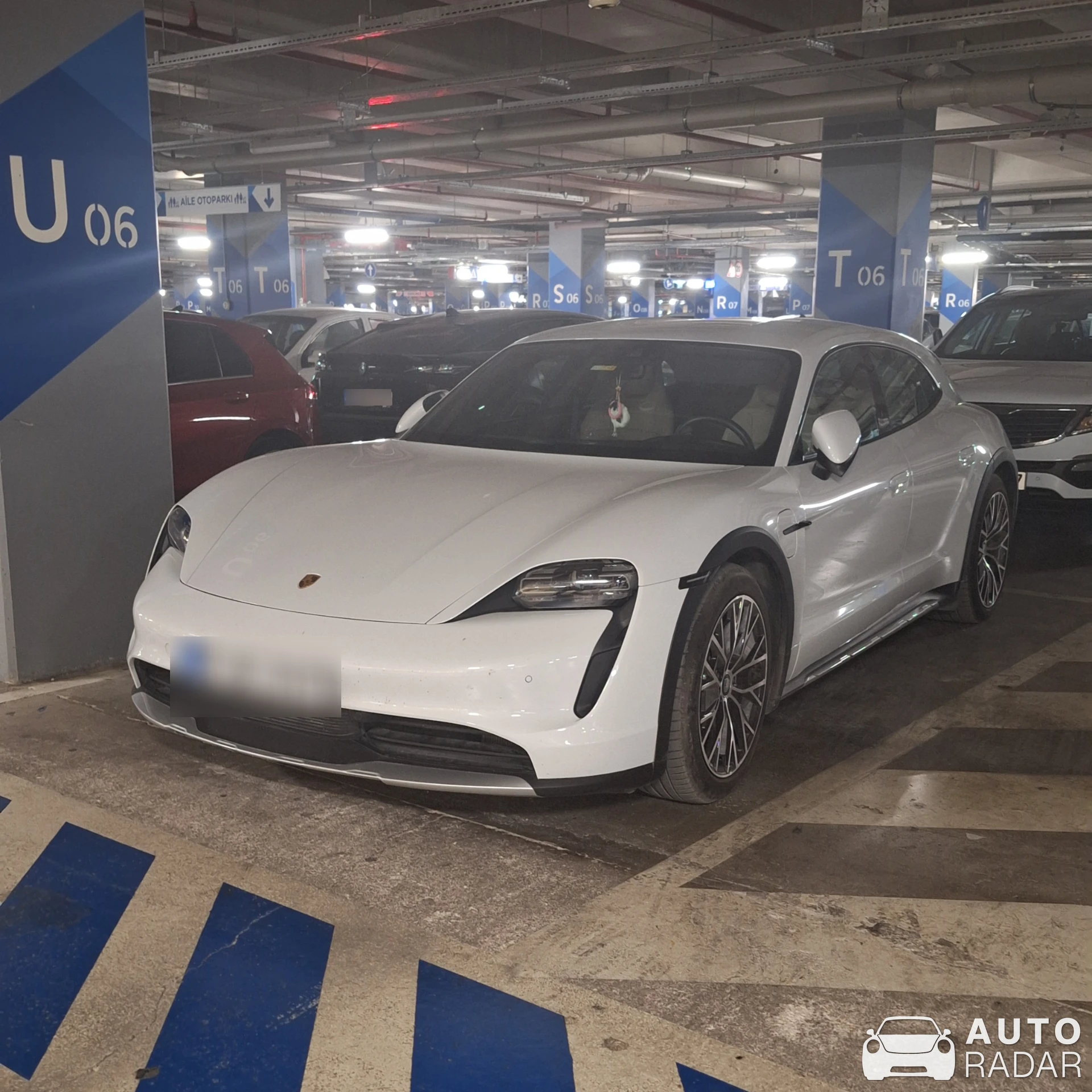 Porsche Taycan 4 Cross Turismo spotted in Karşıyaka, Türkiye