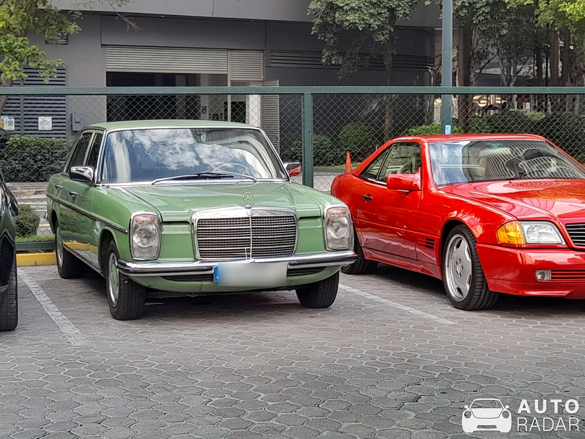 Mercedes-Benz 280 S spotted in Taguig, Philippines
