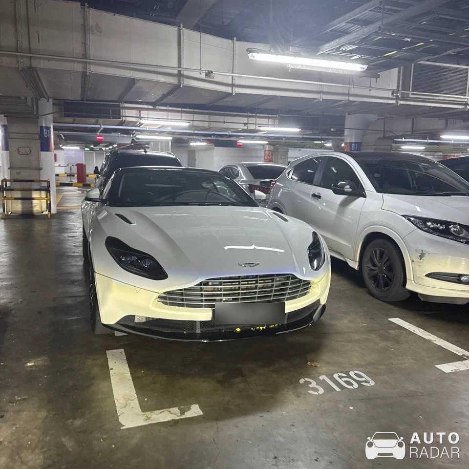 Aston Martin DB11 V8 spotted in Singapore, 싱가포르
