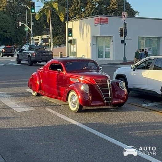 Lincoln Zephyr spotted in Beverly Hills