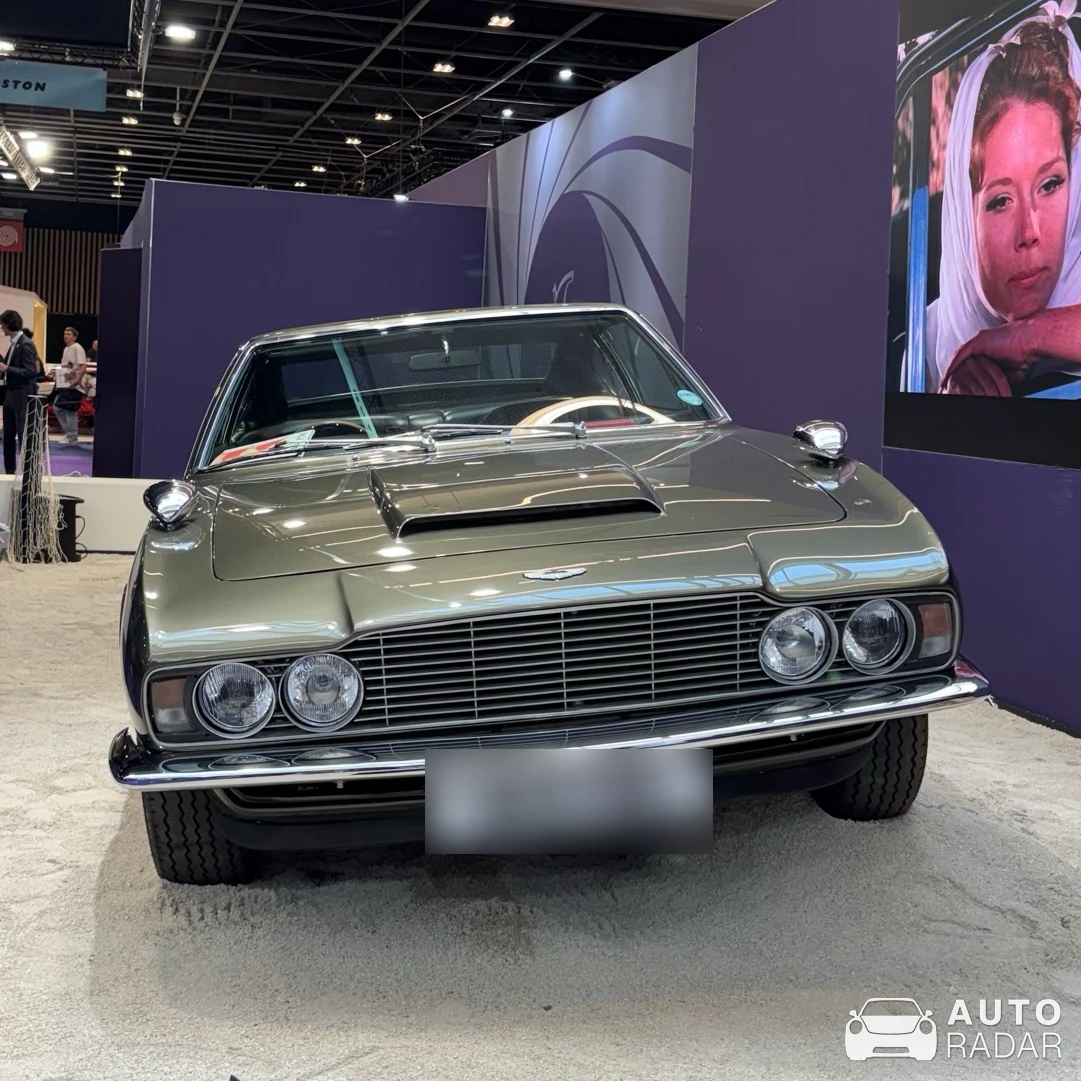 Aston Martin DBS V8 1969 - 1972 spotted in Paris