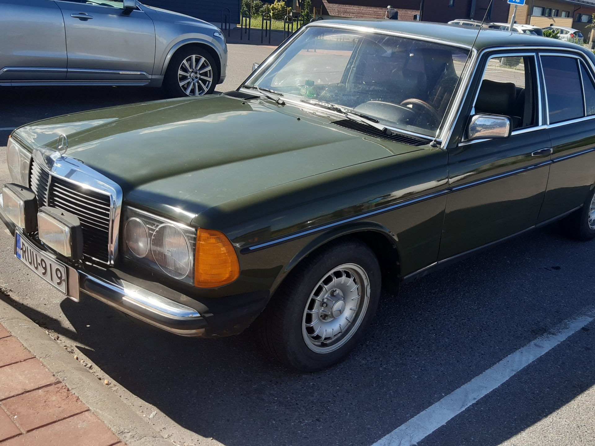 Mercedes-Benz 200D W123