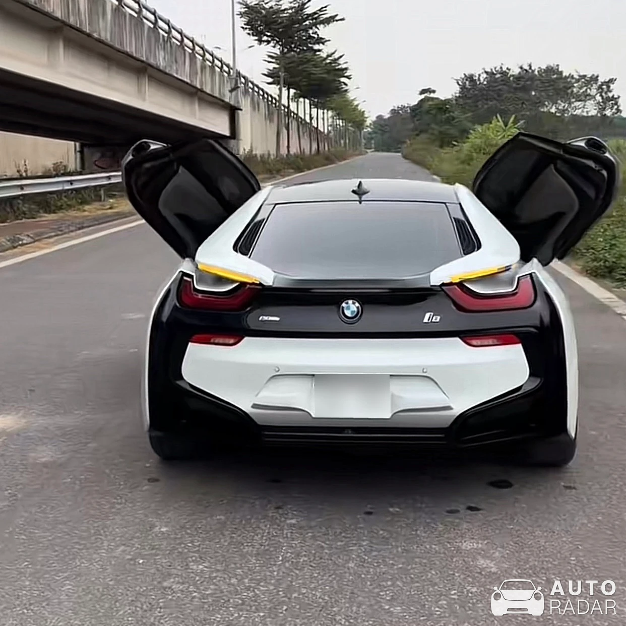 BMW i8 spotted in Yên Lạc, Việt Nam