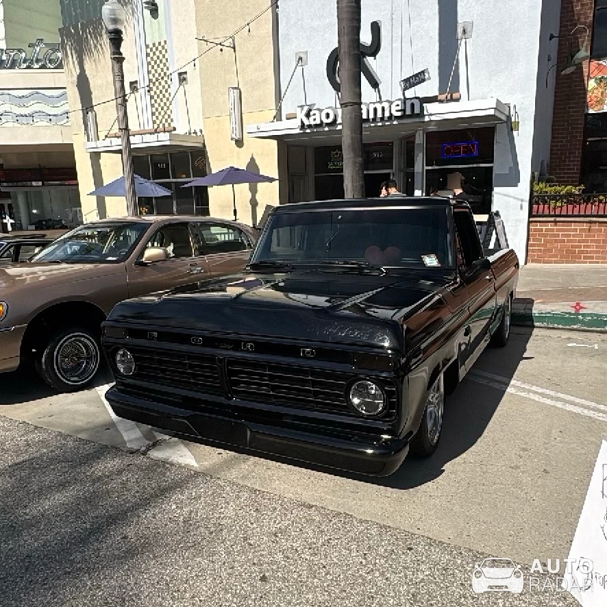 Ford F-100 spotted in Ventura