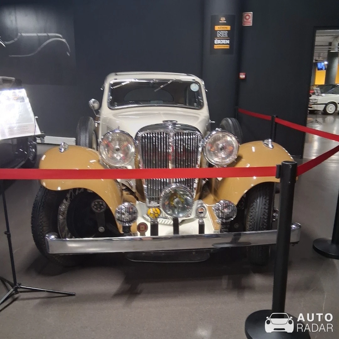Jaguar SS1 spotted in Budapest