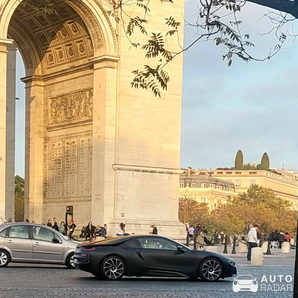 BMW i8 spotted in Paris, France