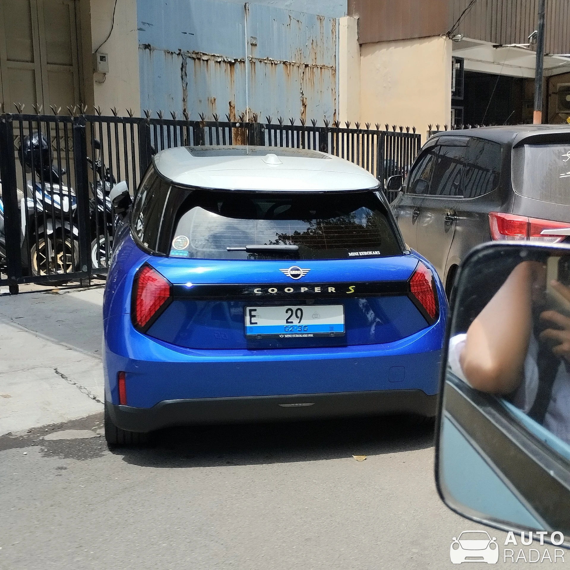 Mini Cooper S 5-Door spotted in Cirebon