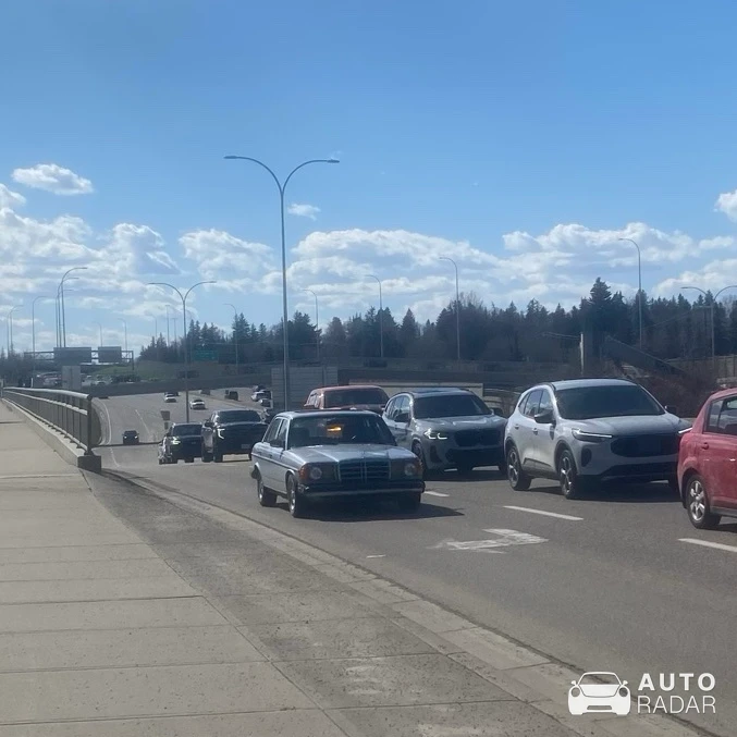 Mercedes-Benz 300D W123 spotted in Calgary