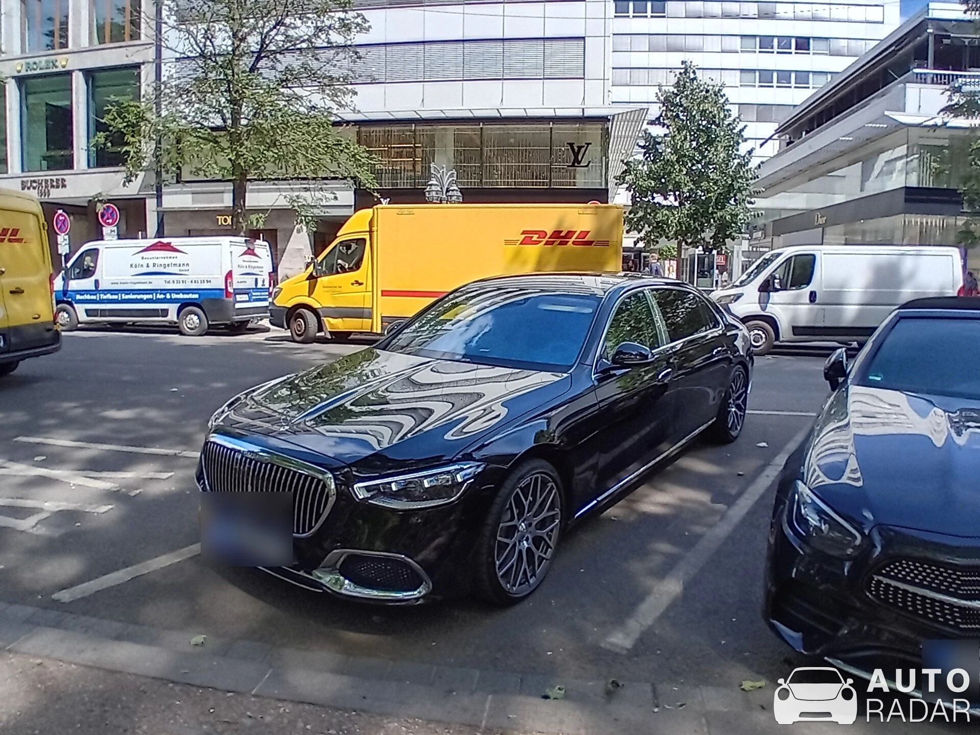 Mercedes-Benz V-Klasse Maybach Kit spotted in Düsseldorf