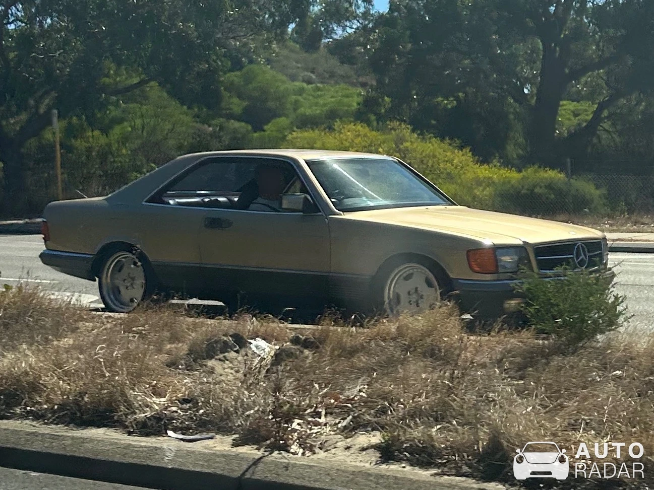 Mercedes-Benz 560 SEC spotted in Trigg, Australia
