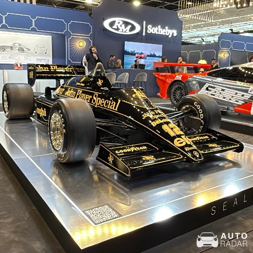 Lotus 97T spotted in Paris