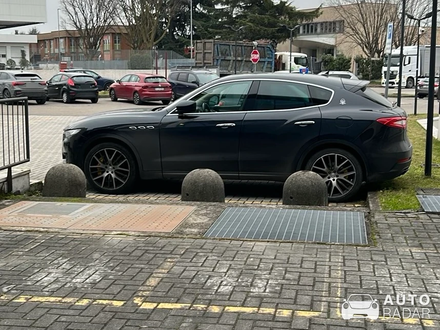 Maserati Levante spotted in Carate Brianza, Italia