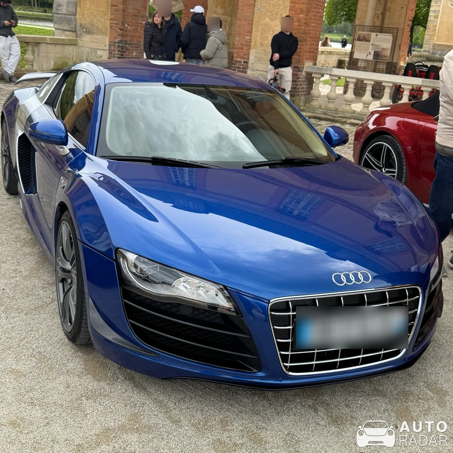 Audi R8 2013 spotted in Dampierre-en-Yvelines