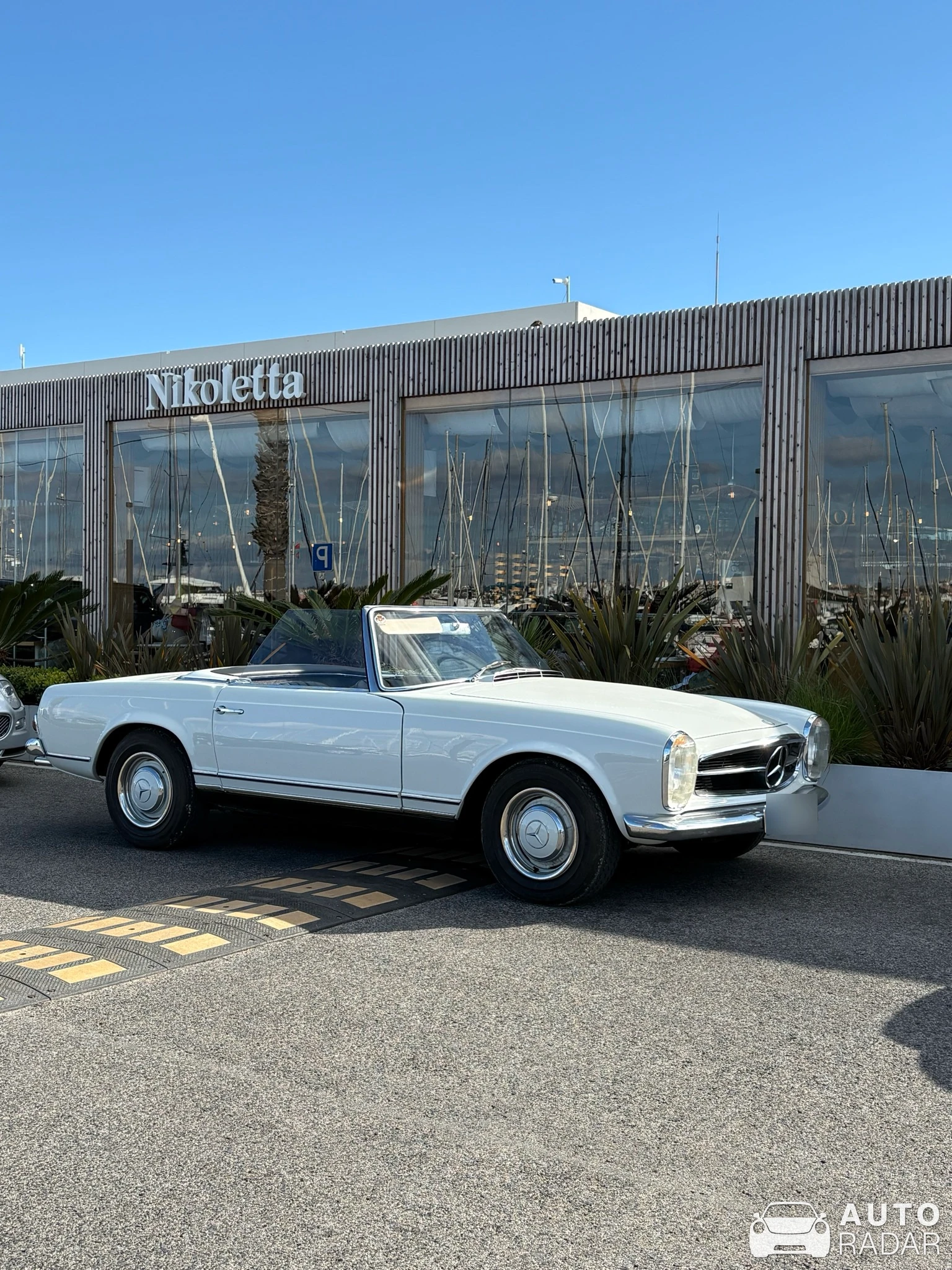 Mercedes-Benz 230SL spotted in Cascais
