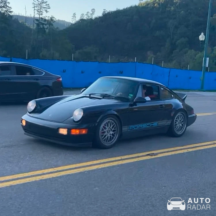 Porsche 964 Carrera spotted in Roanoke