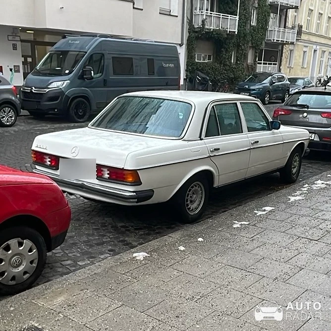 Mercedes-Benz 230E W123 spotted in München, Deutschland