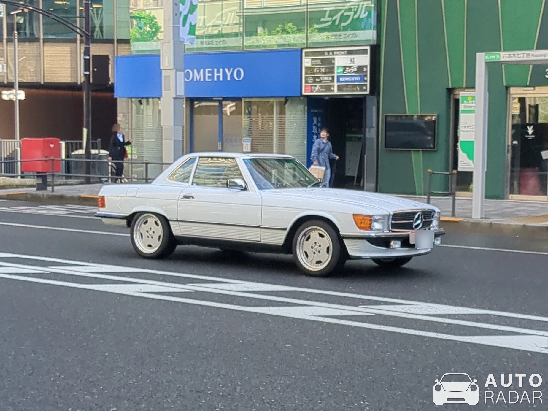Mercedes-Benz 560 SL spotted in 港区