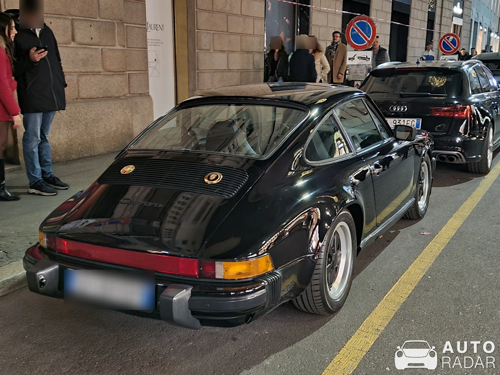 Porsche 911 Carrera 3.2 spotted in Milano, Italia