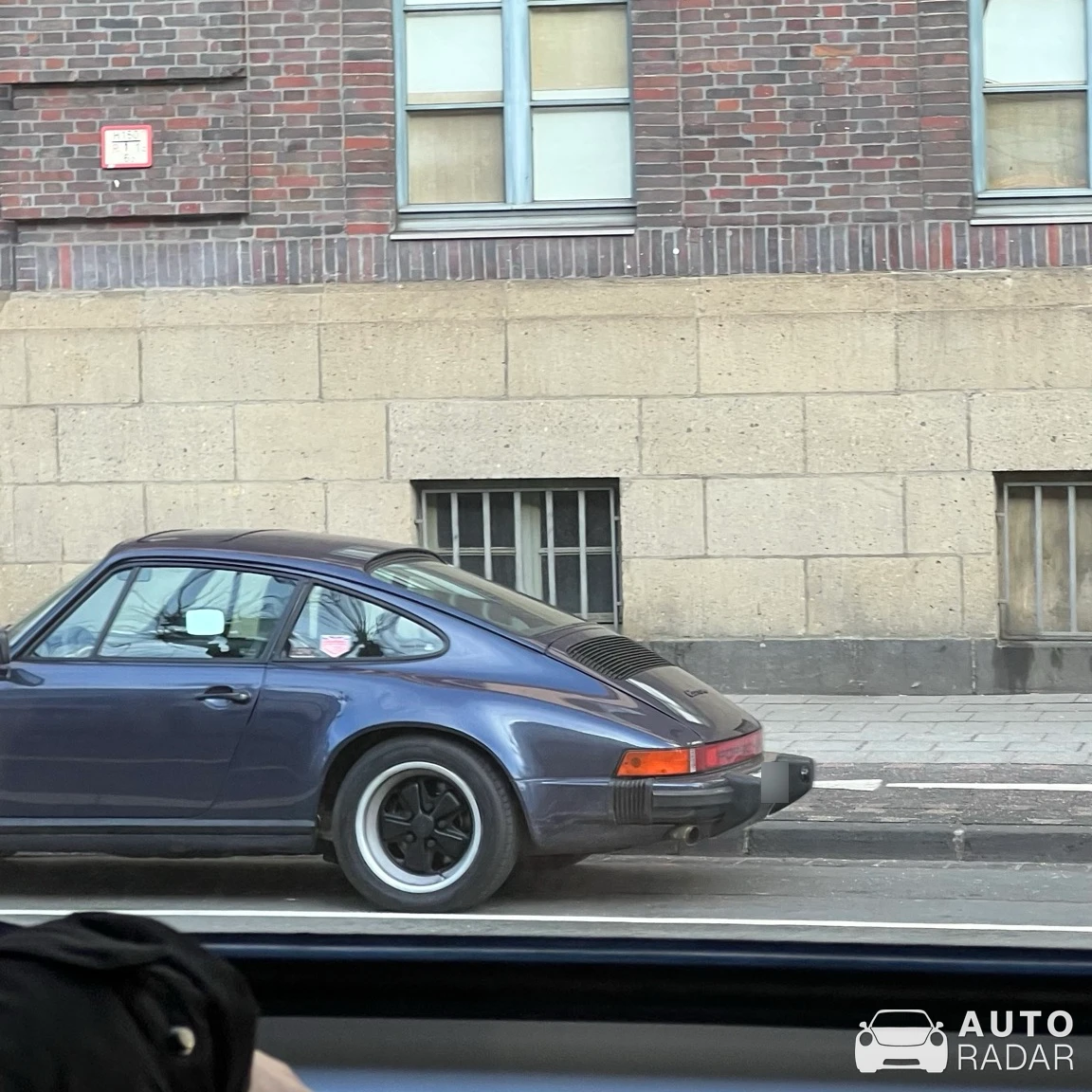 Porsche 911 Carrera 3.2 spotted in Düsseldorf, Deutschland