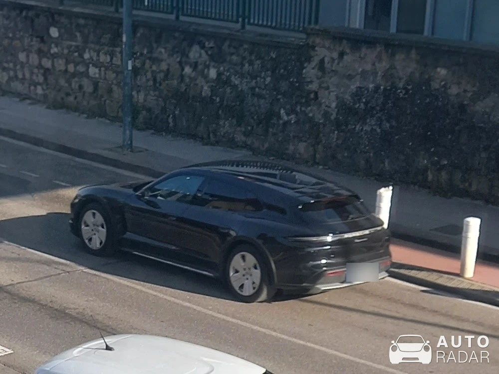 Porsche Taycan 4 Cross Turismo spotted in Annecy, France