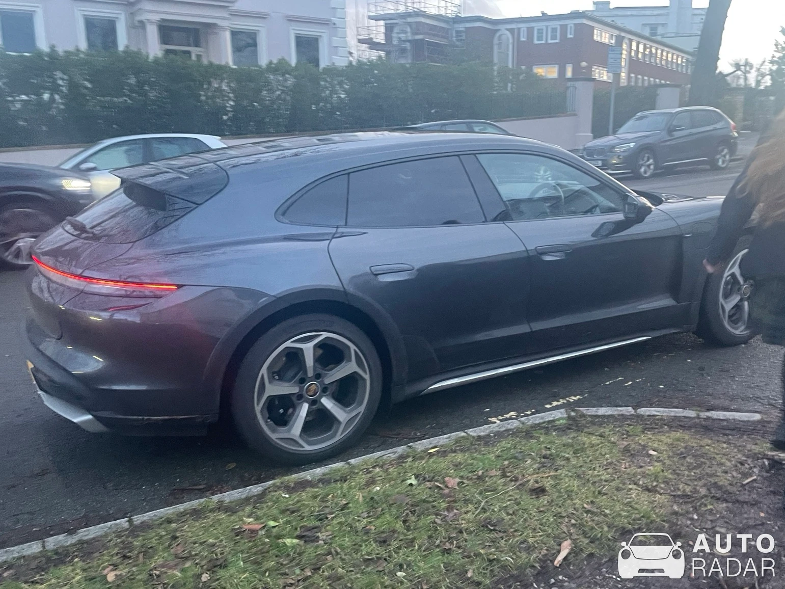 Porsche Taycan 4 Cross Turismo spotted in Gloucestershire, Royaume-Uni