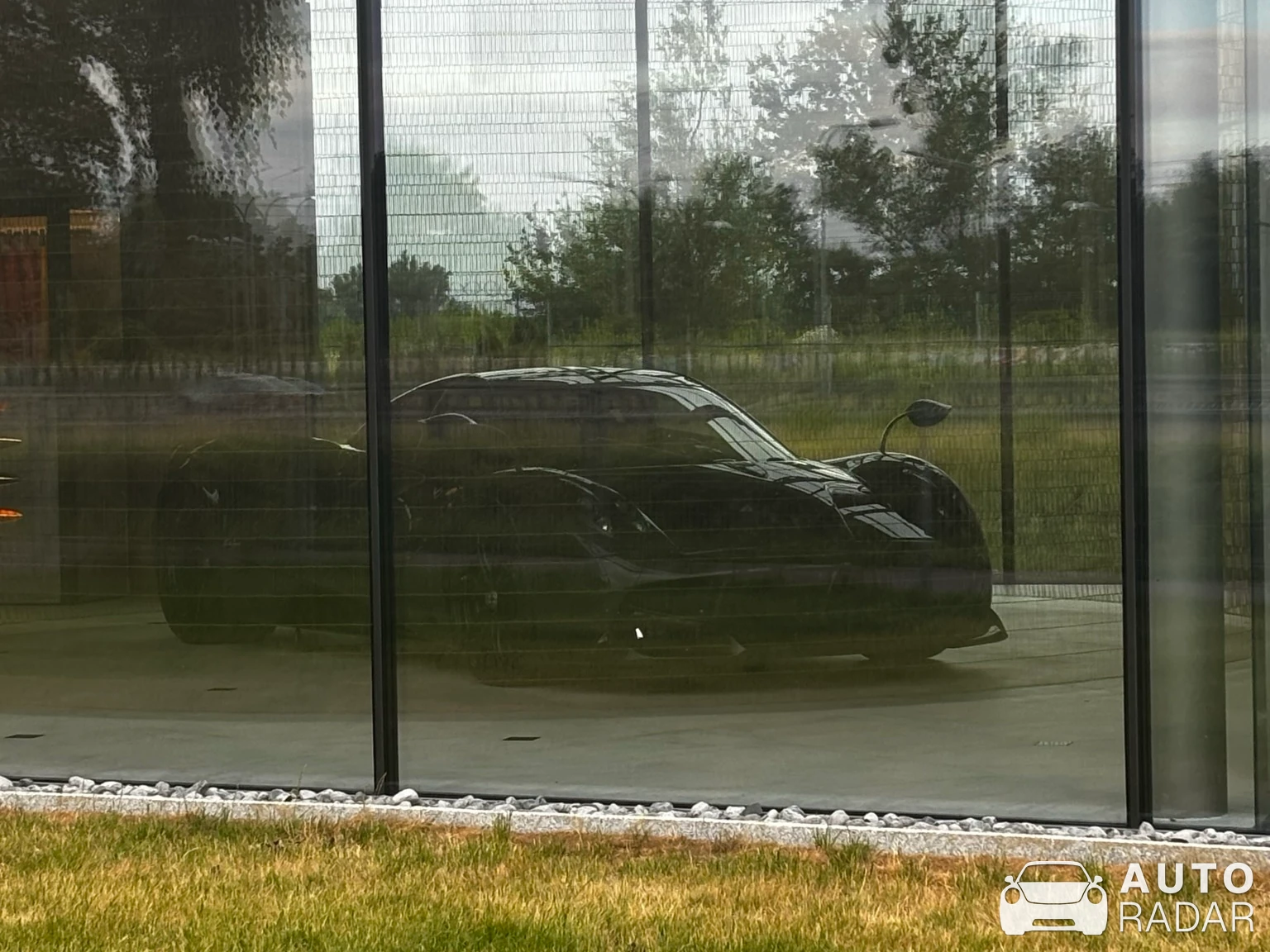 Pagani Huayra Carbon Edition spotted in Warszawa