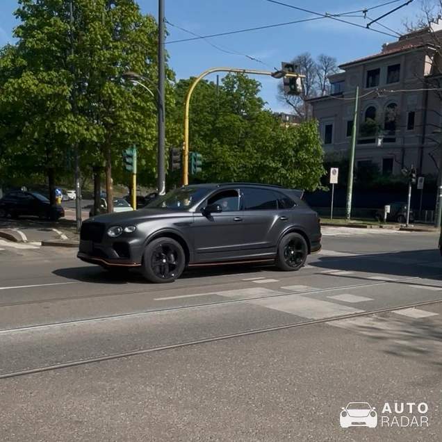 Bentley Bentayga Black Edition spotted in Milano