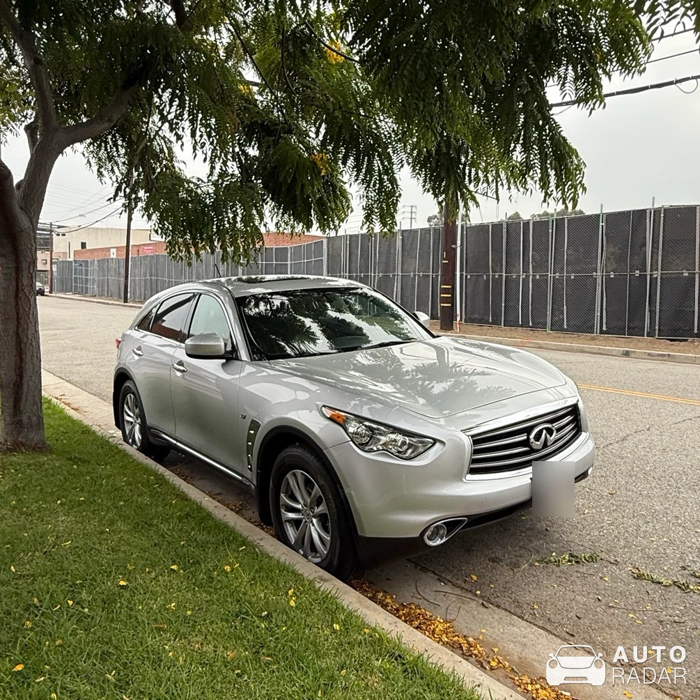 Infiniti QX70 spotted in Los Angeles