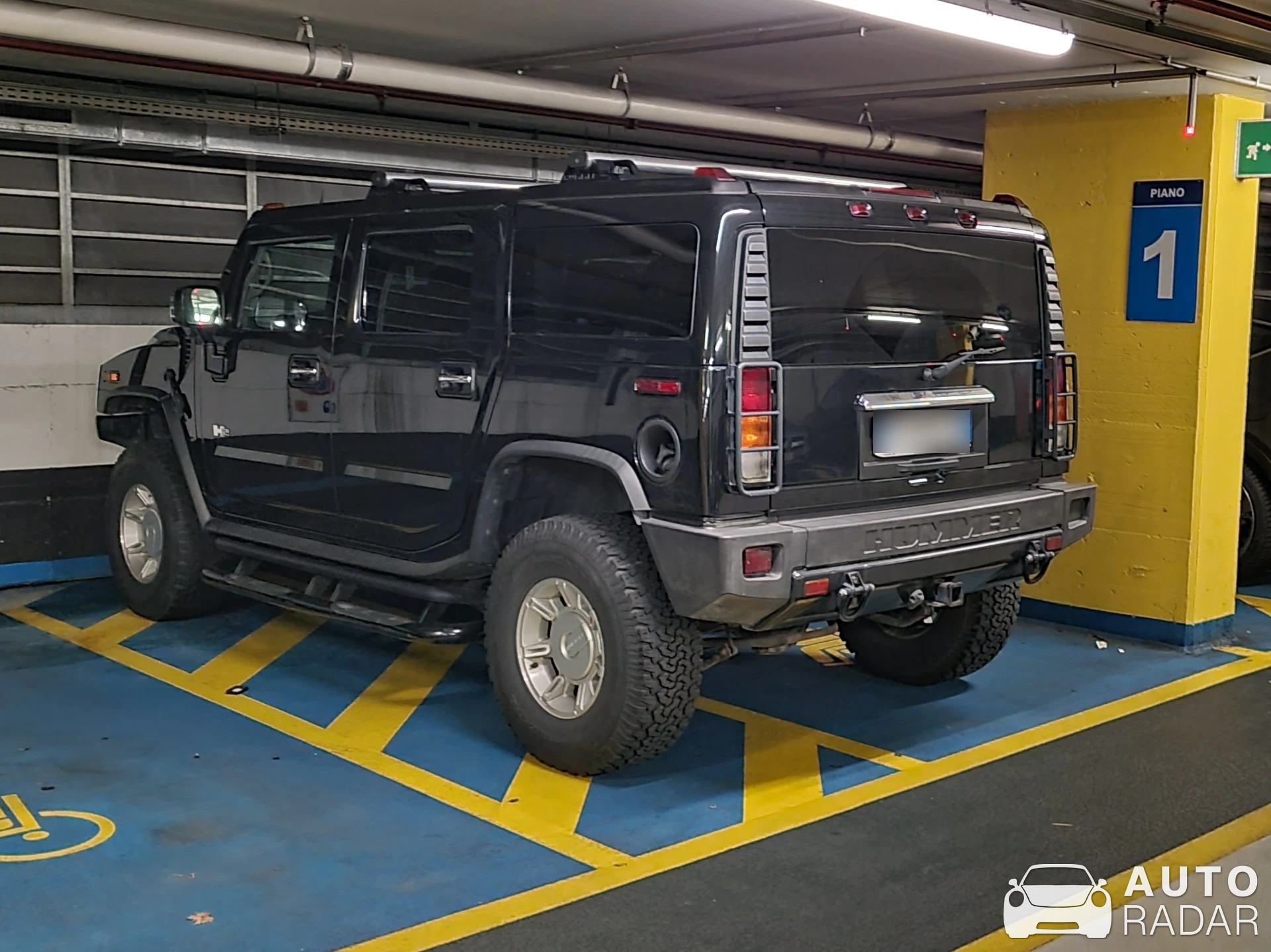 Hummer H2 spotted in Milano, Italia