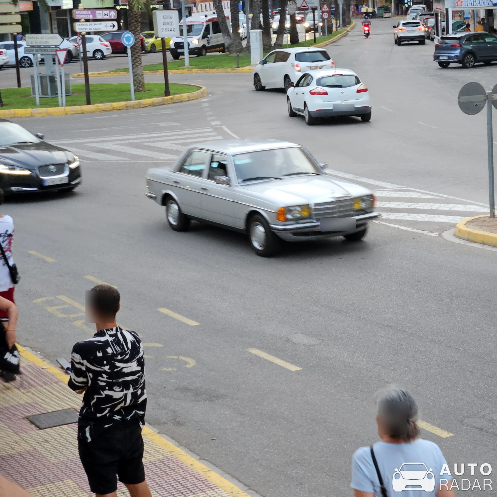 Mercedes-Benz 230E W123 spotted in Cullera, Spain