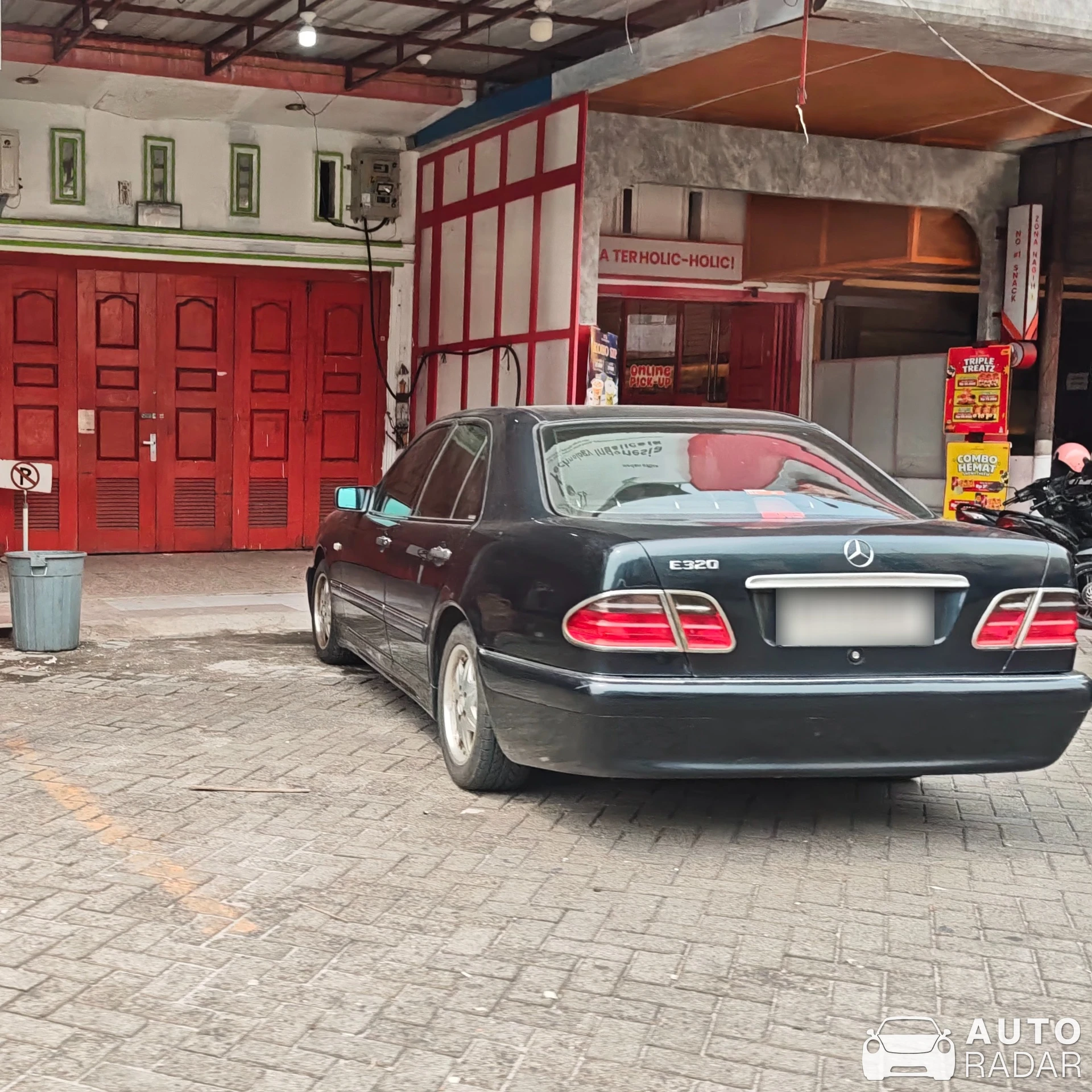 Mercedes-Benz E-Klasse W210 spotted in Deli Serdang