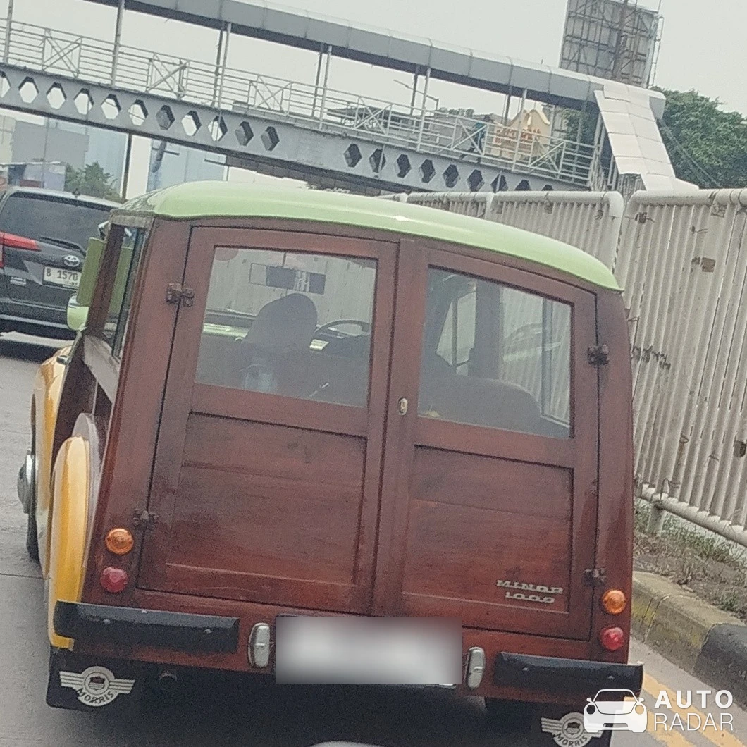 Morris Minor 1000 Traveller spotted in Jakarta