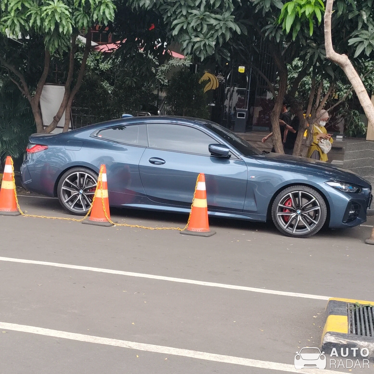 BMW 4 Series G22 Coupé spotted in Jakarta, Indonesia