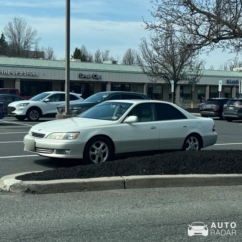 Lexus ES 300h spotted in Clinton