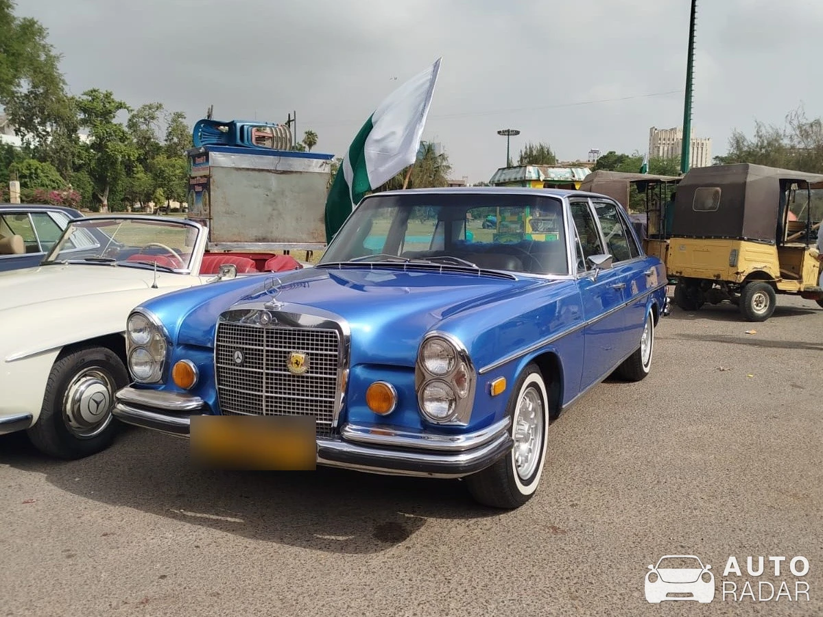 Mercedes 300D spotted in Karachi