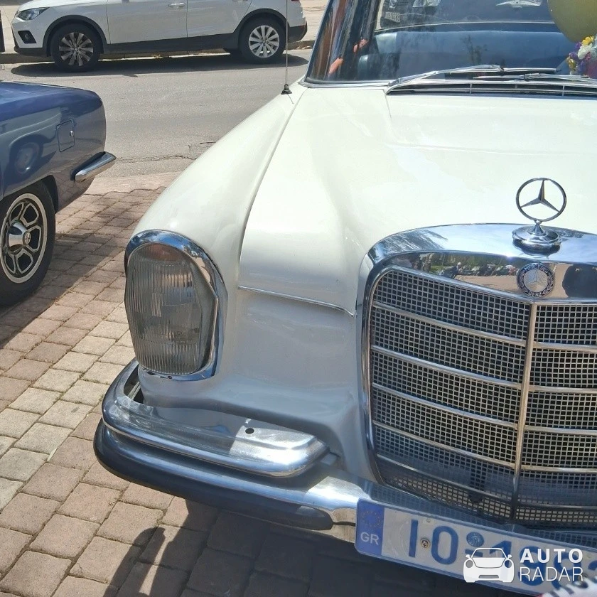 Mercedes-Benz 230 S spotted in Glyfada