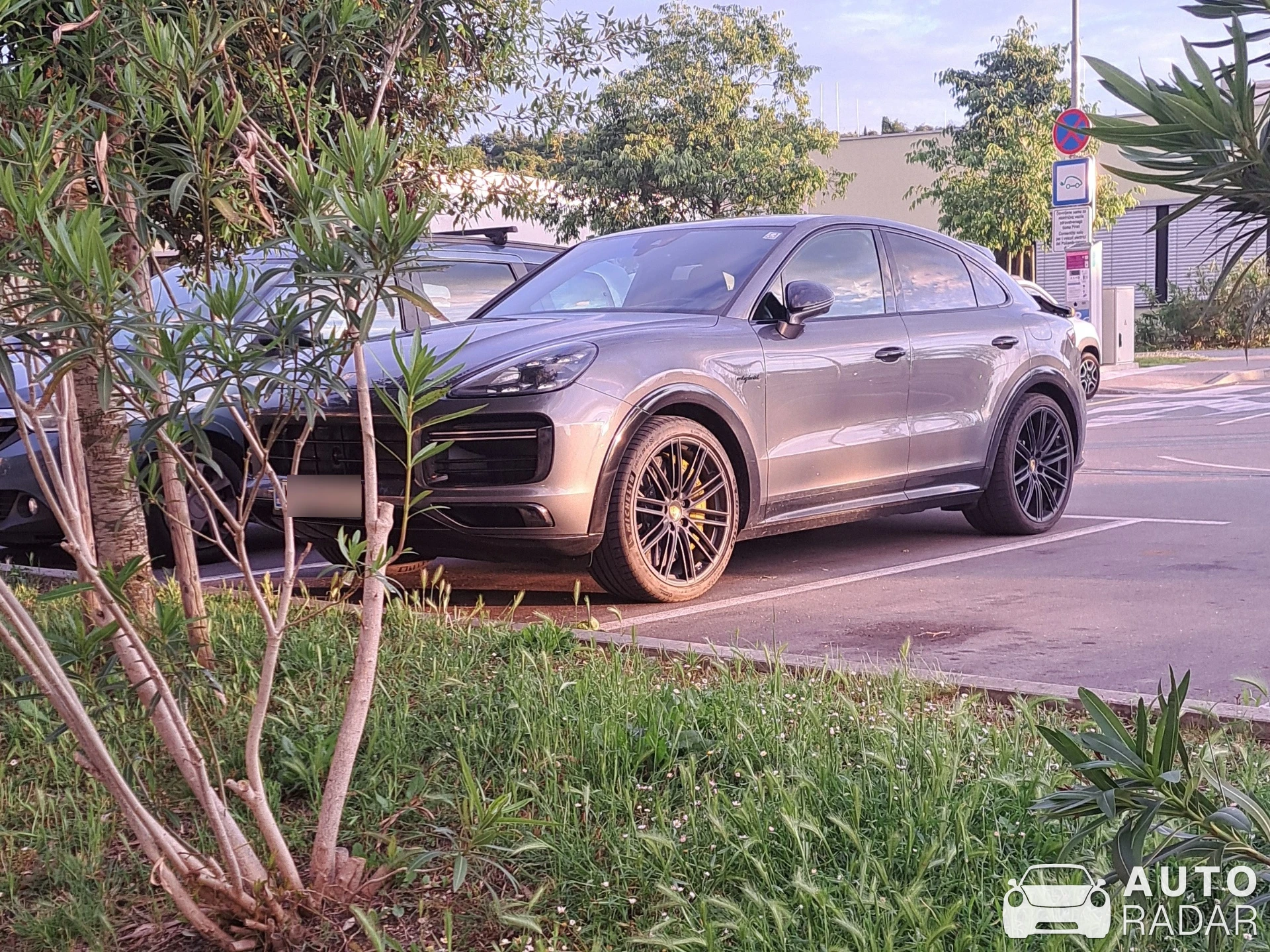 Porsche Cayenne E-Hybrid Platinum Edition spotted in Piran