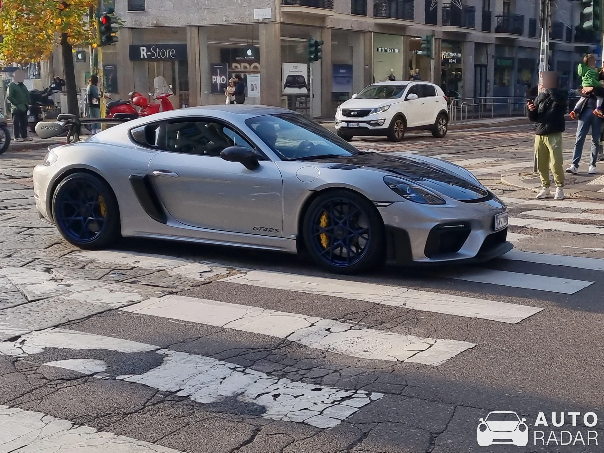 Porsche 718 Cayman GT4 RS spotted in Milano, Italia