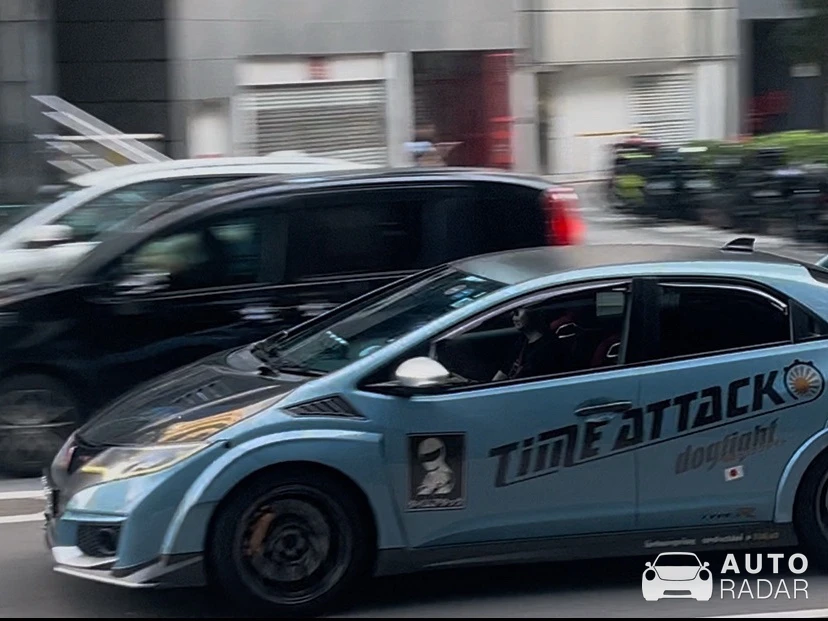 Honda Civic Type R 2005 spotted in Singapore